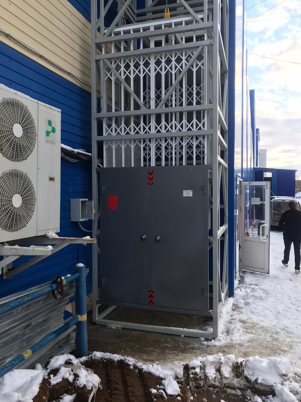 Подъемник грузовой в металлокаркасной шахте, 1000 кг, Саранск