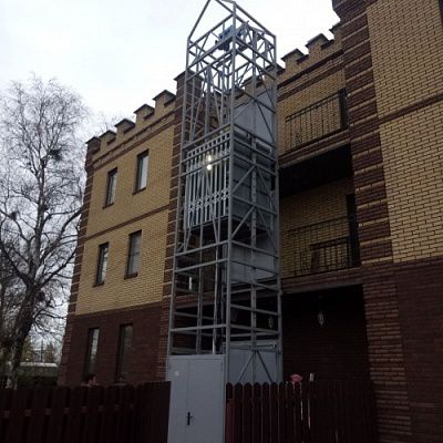 Подъемник в металлокаркасной шахте